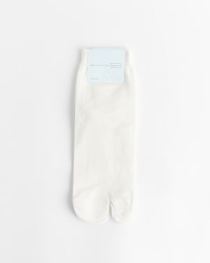 cotton tabi short crew socks in optic 1
