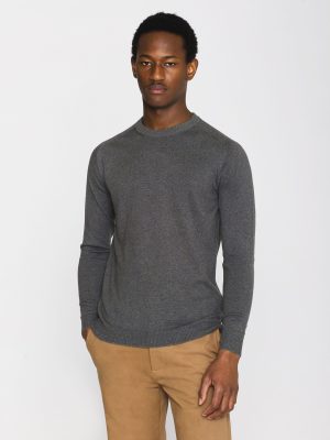 regular knit crew neck made of merino wool 1