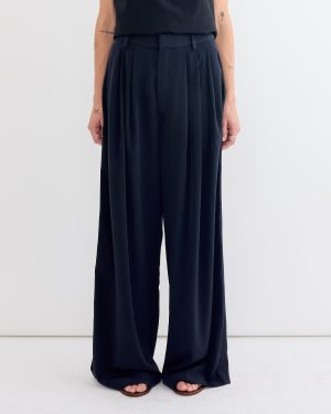relaxed suiting triple pleat pant in navy 1