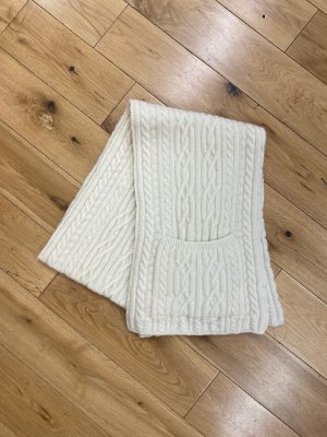 pippy lambswool knitted scarf in ecru 1